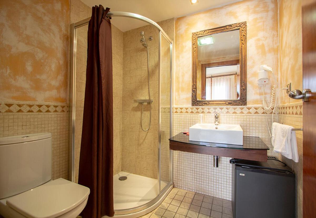 Hostal Los Canteros Golmayo Exteriör bild